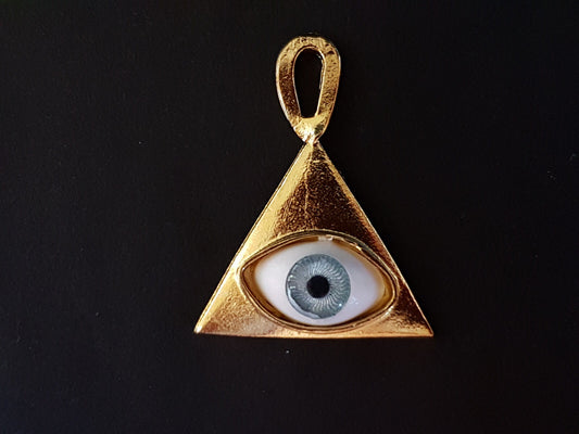 colgante piramide con ojo metal