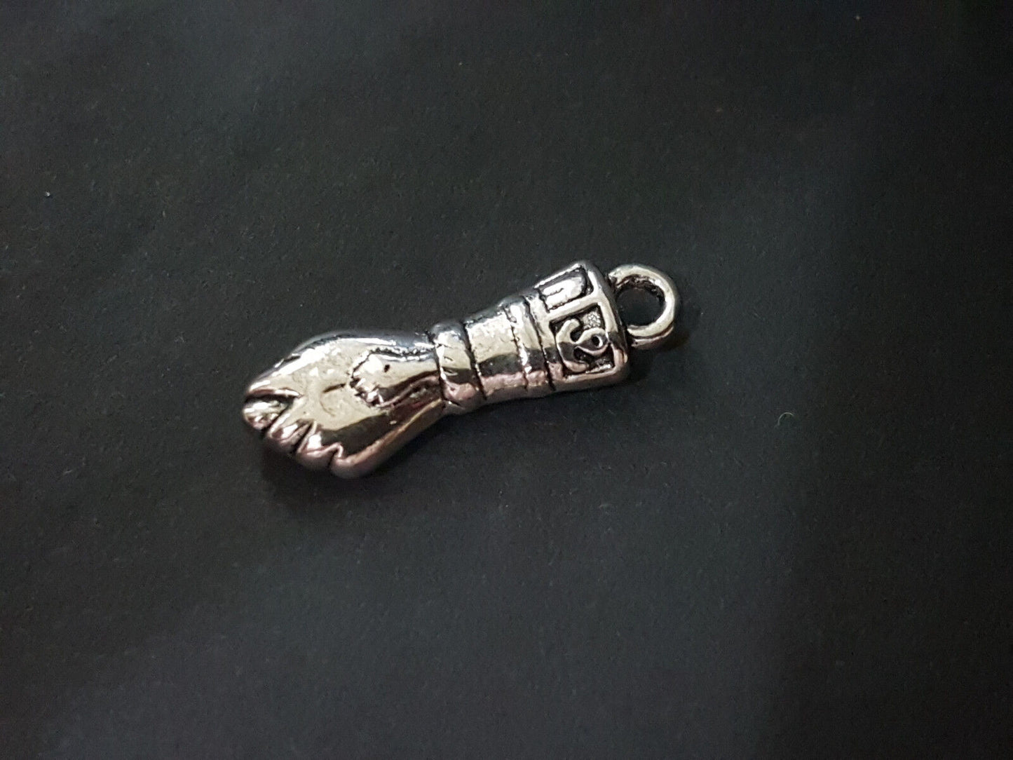 colgante puño higa figa metal