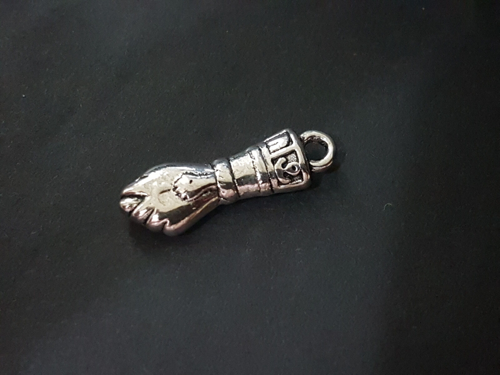 colgante puño higa figa metal