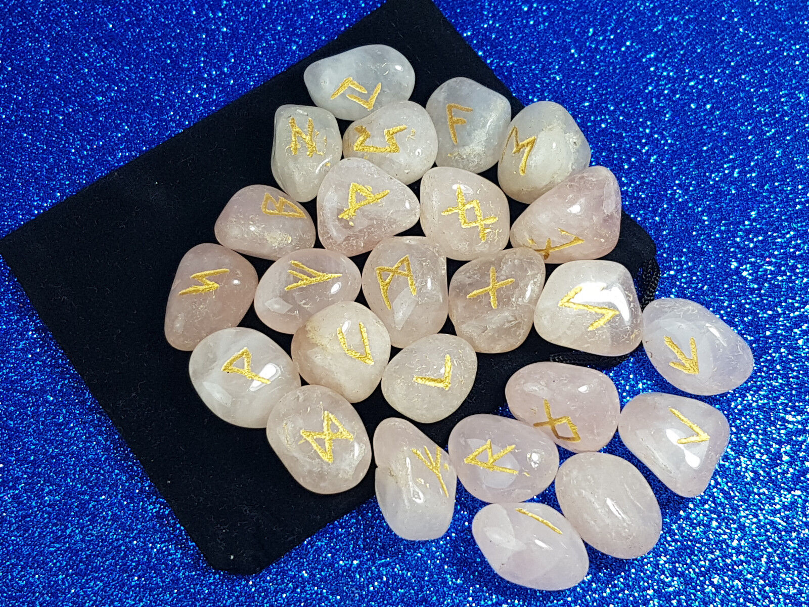 Runas cuarzo rosa adivinacion