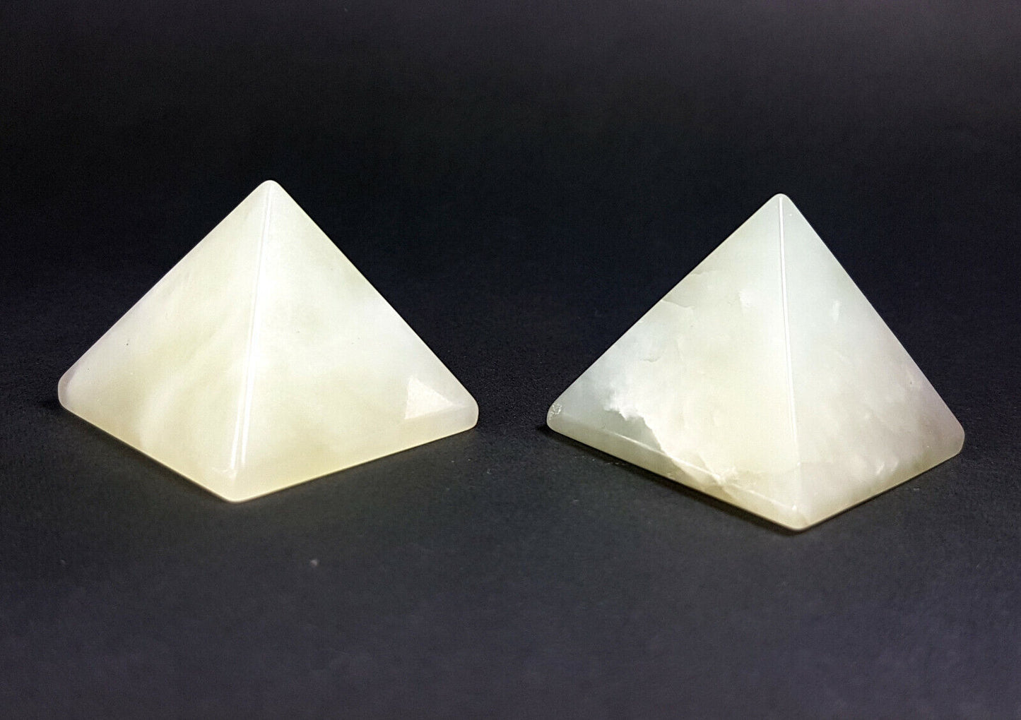 Pyramide de JADE VERT 3,5-4 cm / Pyramide de JADE VERT