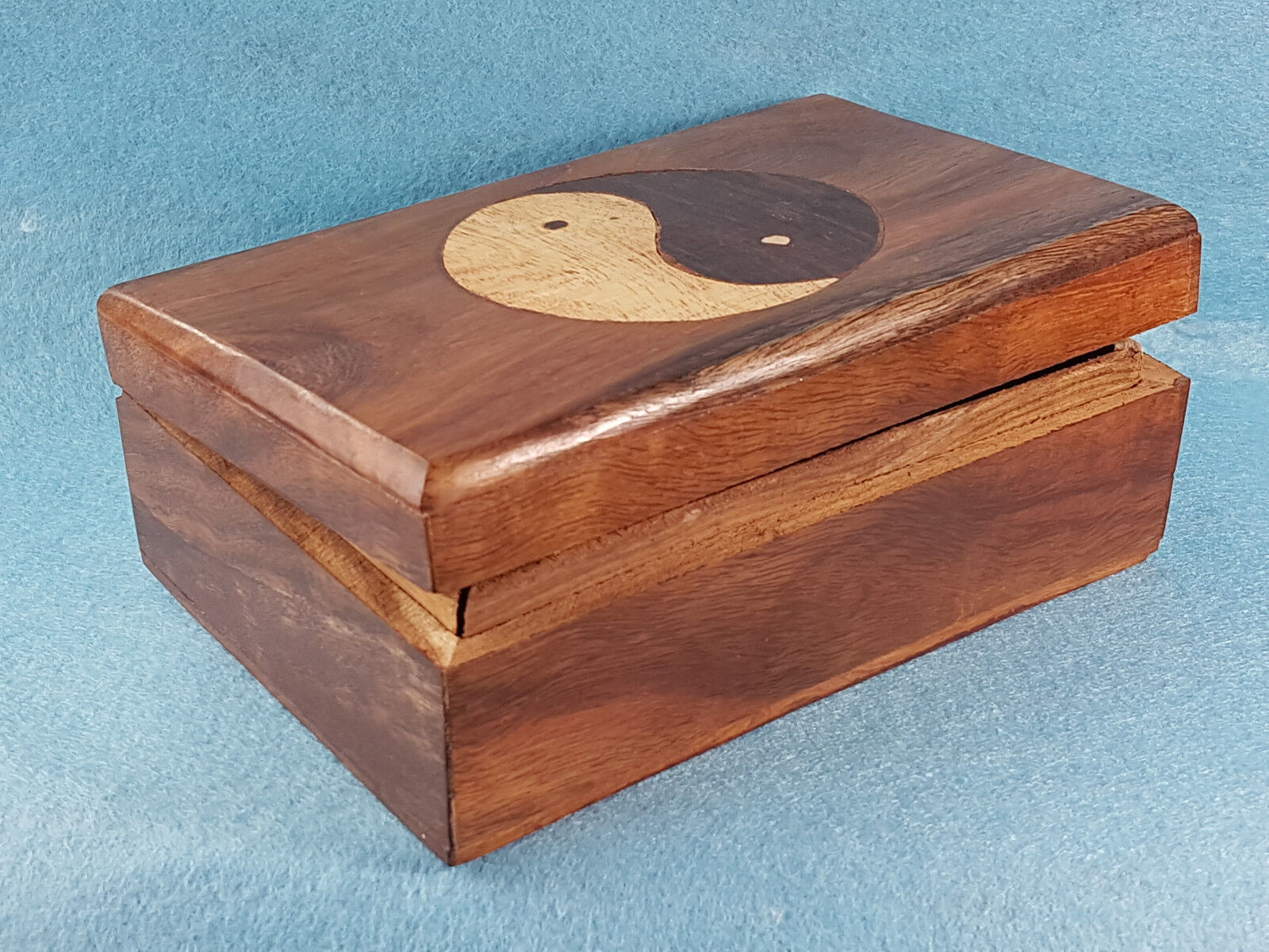 caja de madera para guardar cartas