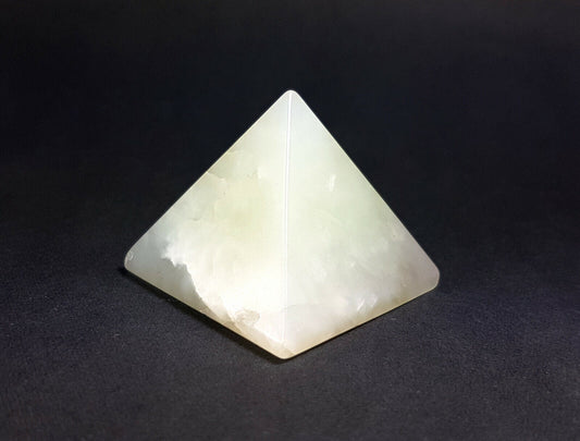 GREEN JADE Pyramid 3.5-4cm / GREEN JADE Pyramid